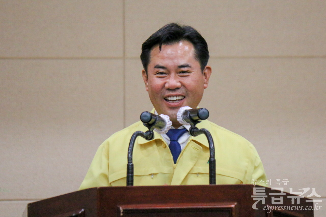 박정현 부여군수가 백제문화제 격년제개최합의에 대한 입장을 밝히고 있다.