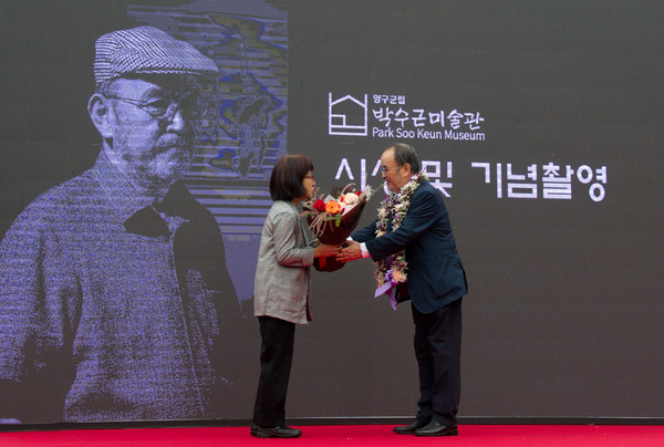 제4회(2019) 수상자 박미화 작가가 꽃다발을 전달하고 있다.