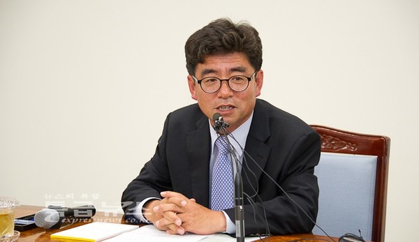 최원철 공주시장이 이준원 전 공주시장을 공주문화재단 대표이사로 임명해 후폭풍이 예상된다. 사진은 지난 2013년 5월 27일 이준원 시장이 선거를 1년 앞둔 시점에서 불출마 기자회견을 하고 있는 장면.