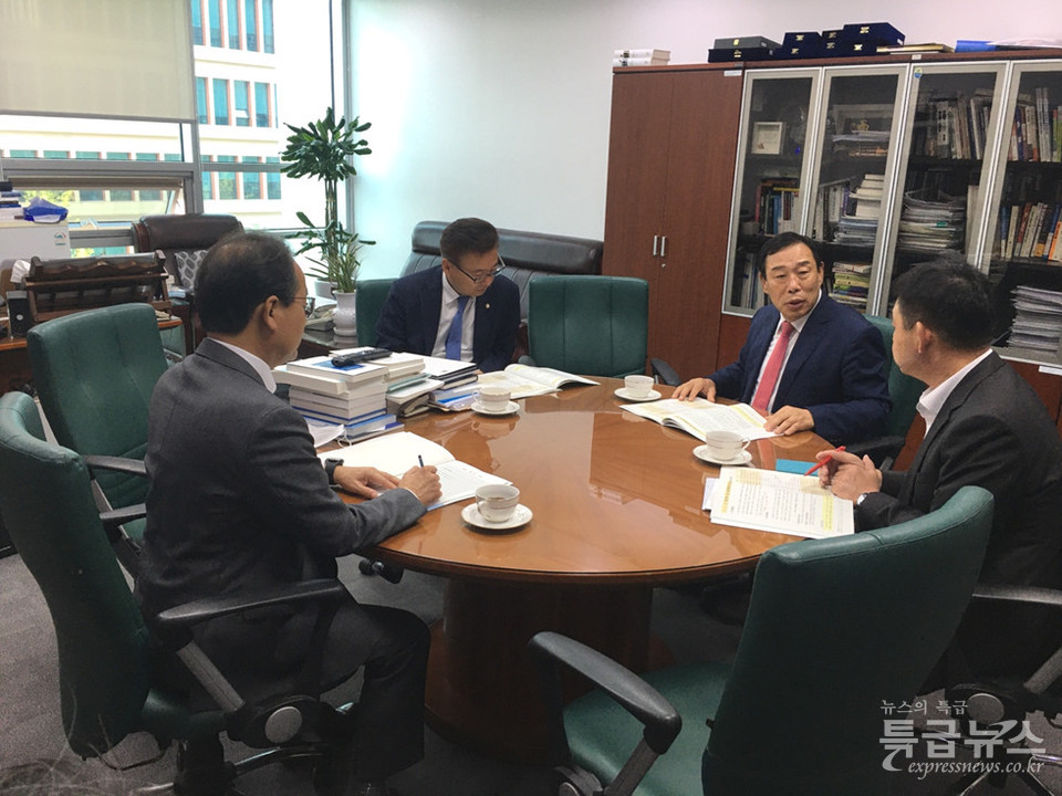 22일 최민호 세종시장이 국회를 찾아 홍성국의원과 강준현 의원을 찾아 국비 추가확보문제를 논의 했다.