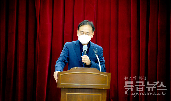 류동훈 공주교육지원청 교육장이 축사를 하고 있다.