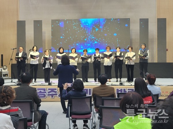 중학동 합창단이 합창을 하고 있다.