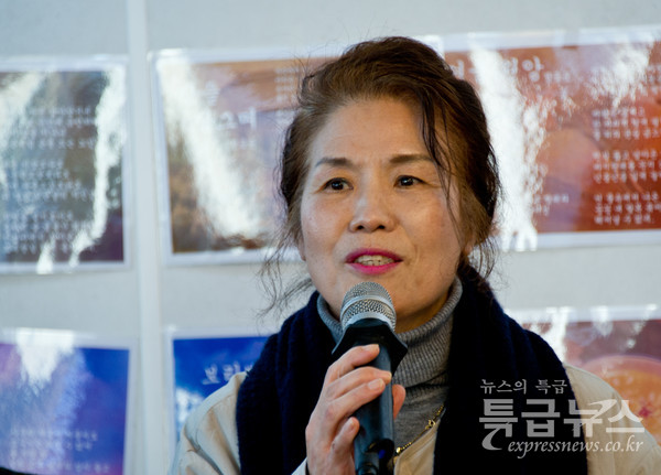  김현주 시인이 축사를 하고 있다.
