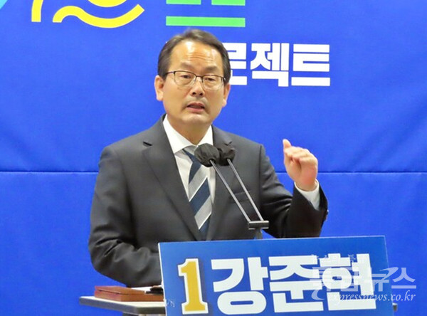22대 총선에서 세종을 선거구에 출마한 더불어민주당 강준현 예비후보가 13일 세종시청에서 2차 공약을 발표하고 있다.