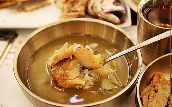 냉수에 밥을 말아 보리굴비 얹은 밥숟가락 모습, 출처: 네이버 블로그 보리굴비 맛집 시골여행