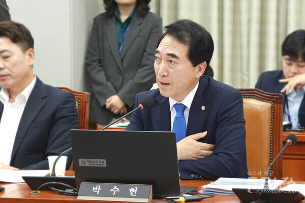 1일 박수현 의원이 현안 질의를 하고 있다.
