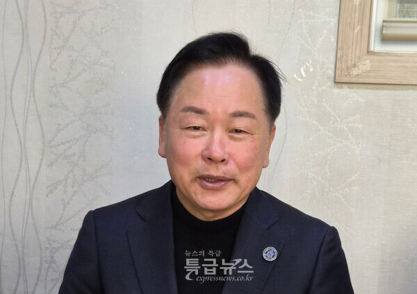 임경호 공주대 총장이 12일 공주대-충남대 통합의 필요성에 대해 설명하고 있다.