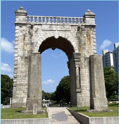 독립문(1979년 도로공사로 원위치보다 70m 옮겨졌다), 출처: 나무위키